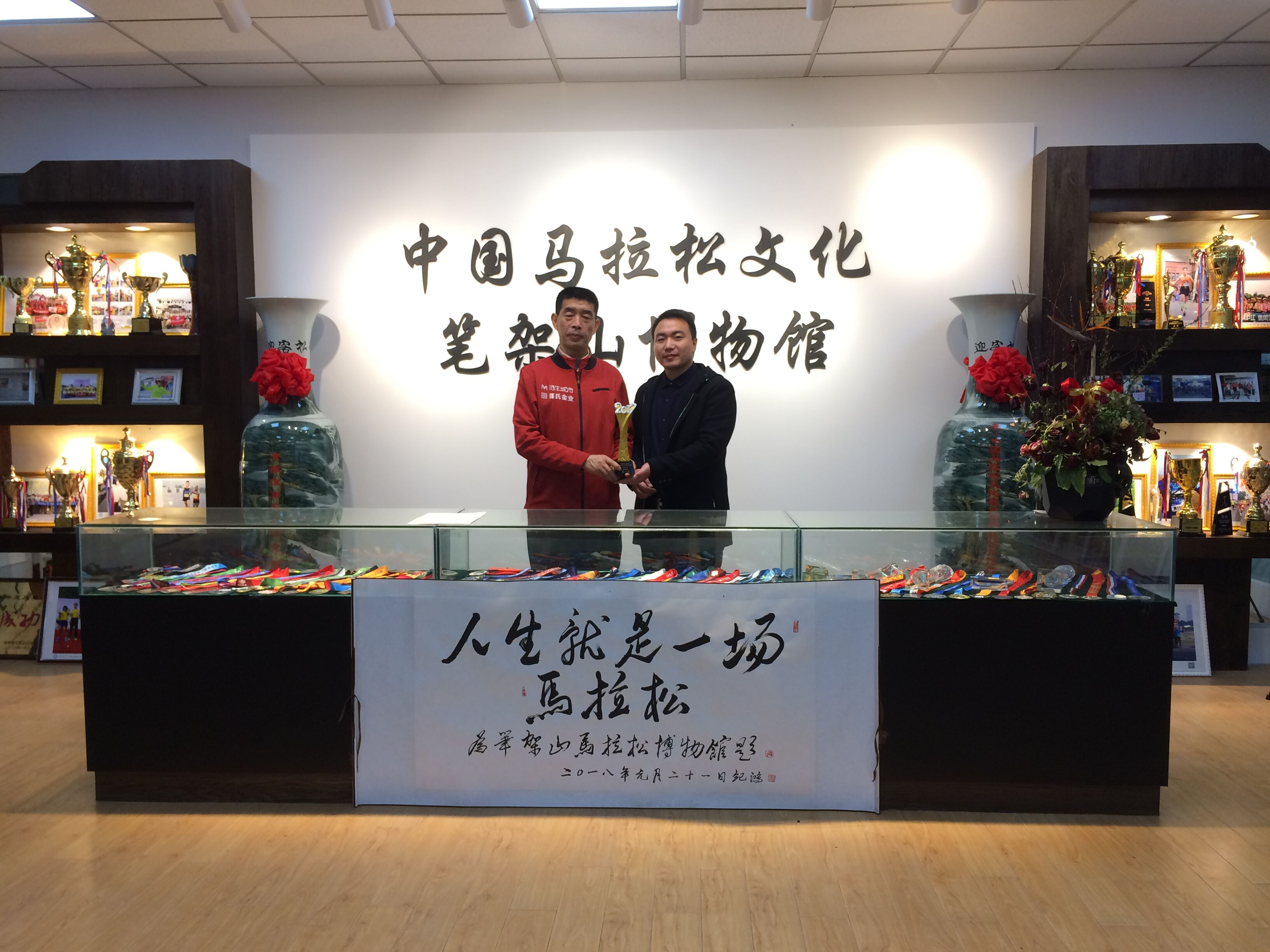 图一：恒诚智能代表与合肥马协魏普龙会长合影